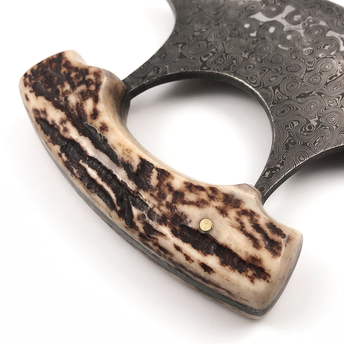 Damascus Ulu Knife | Stag, handle and fittings close-up