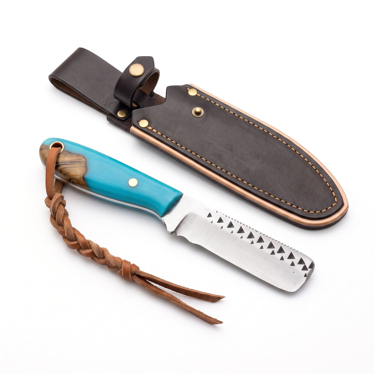 Ranch 7.2" Rasp Steel Bull Cutter | Resin & Turquoise, three-quarter view with the Crownridge sheath